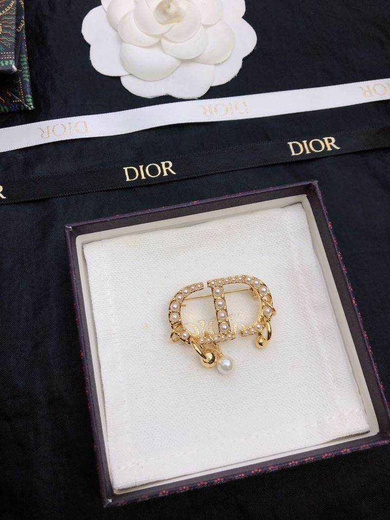 chr1st1an D10r brooches